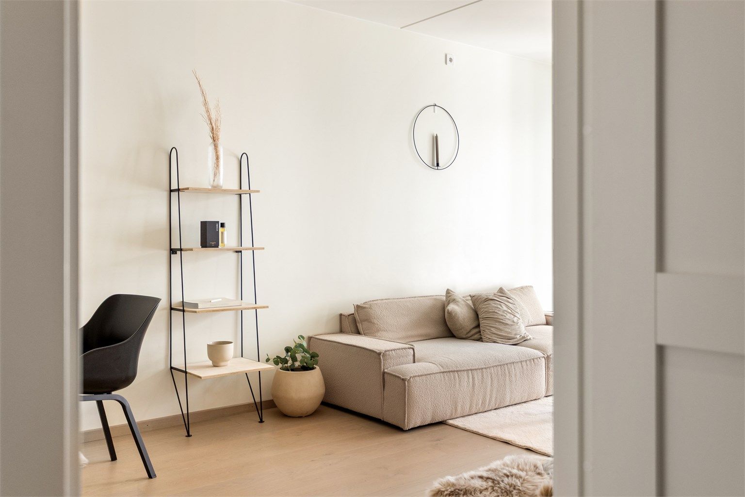 Gjennomgående 1-stavs parkett og lyse, malte flater reflekterer dagslyset fra de store vindusflatene.