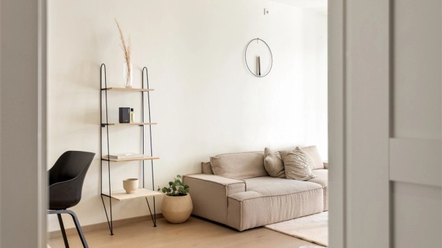 Gjennomgående 1-stavs parkett og lyse, malte flater reflekterer dagslyset fra de store vindusflatene.