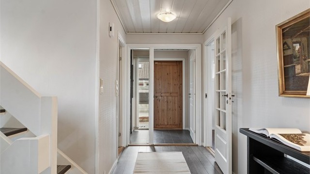Fra gangen er det adkomst til spisestue/kjøkken, stue, bad, vaskerom og entré.