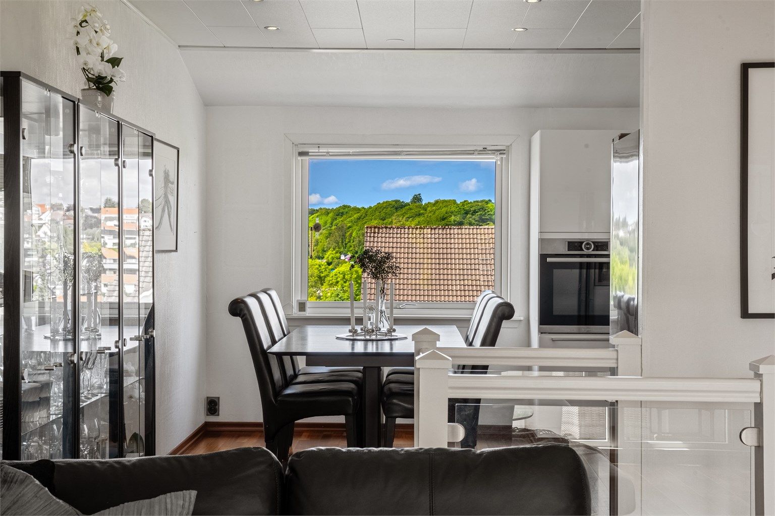 Det er delvis åpen løsning mellom stue og kjøkken. 