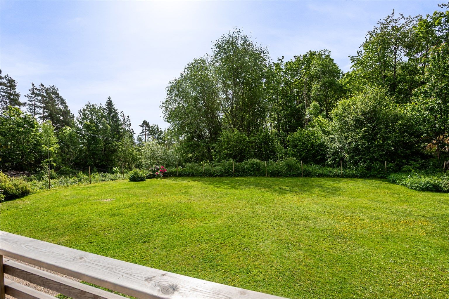 Stor og flott hage som er inngjerdet. Perfekt om man har hund eller små barn