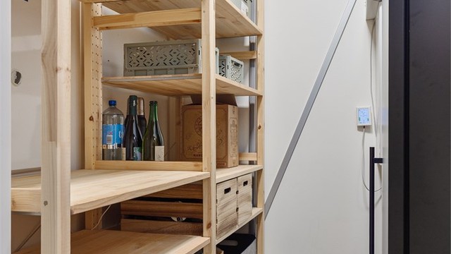 Praktisk innvendig bod i leiligheten gir ekstra lagringsplass. Legg merke til at leiligheten har eget balansert ventilasjonsanlegg som kan styres individuelt.