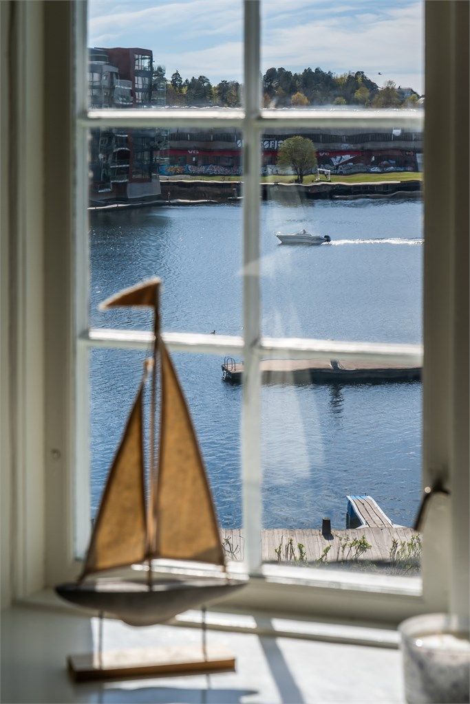 Sjøutsikten kan nytes fra flere av boligens rom.