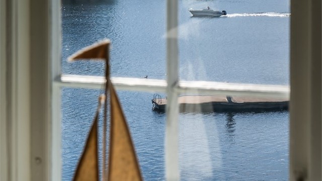 Sjøutsikten kan nytes fra flere av boligens rom.