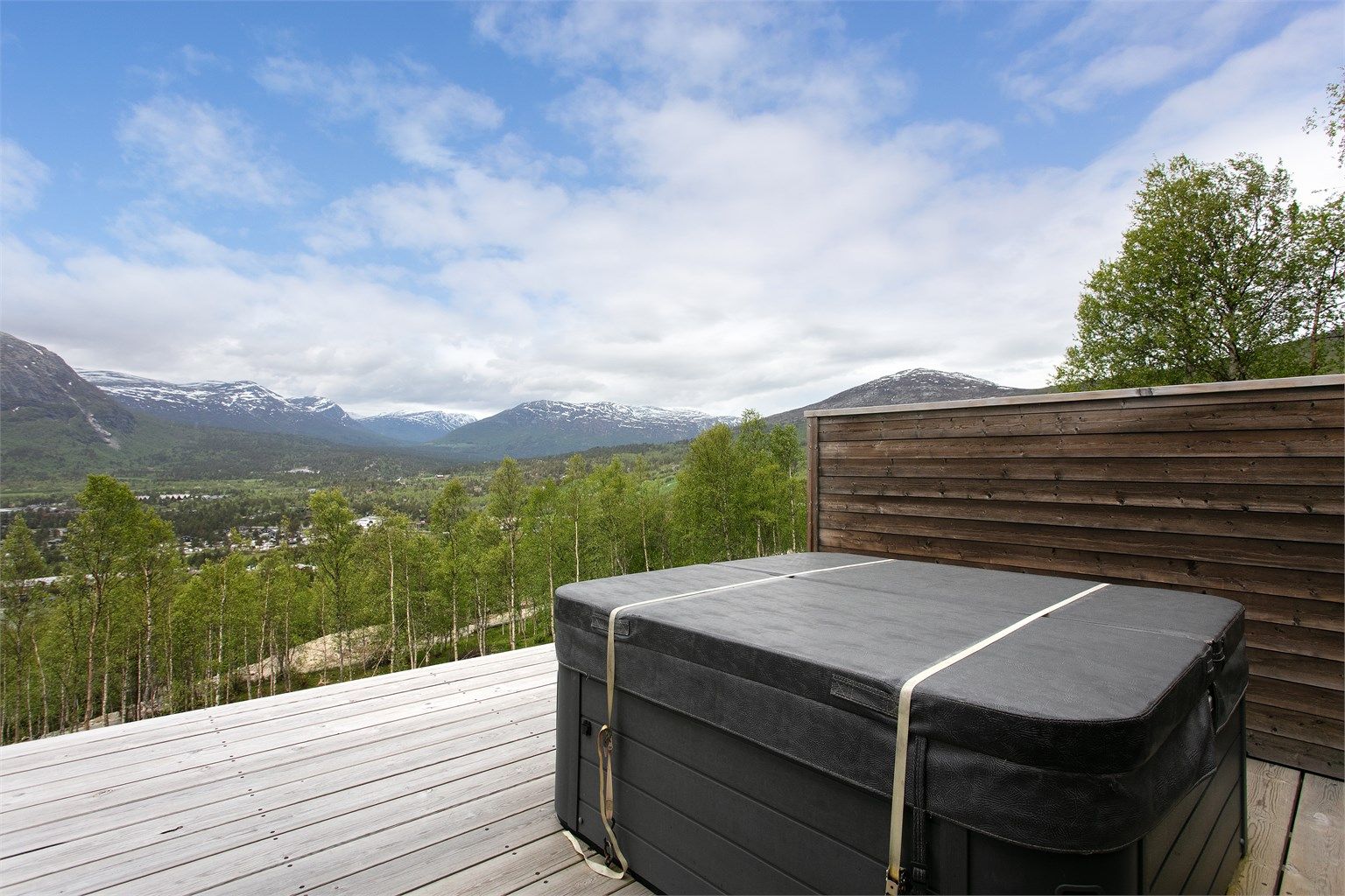 Avslappende stunder i jacuzzien med flott utsikt over Bjorli og fjelltoppene rundt.