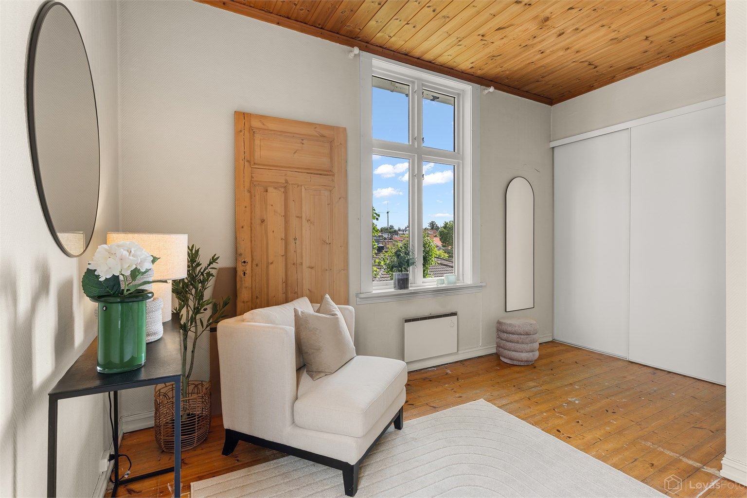 Soverom 2 med skyvedørsgarderobe