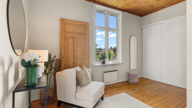 Soverom 2 med skyvedørsgarderobe