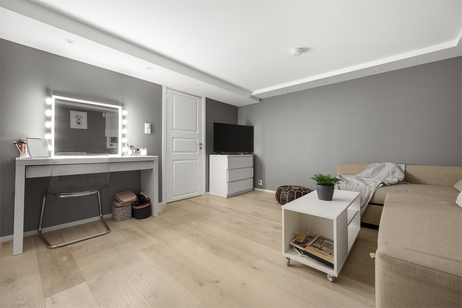 Rommet er benyttet som soverom/kjellerstue. Store vinduer er satt inn, men rommet er ikke omsøkt til varig opphold. 