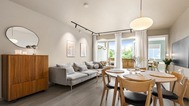Stuen er romslig, og det er god plass til sofagruppe og spisebord. Det er adkomst til soverom 2 og balkong fra stuen.