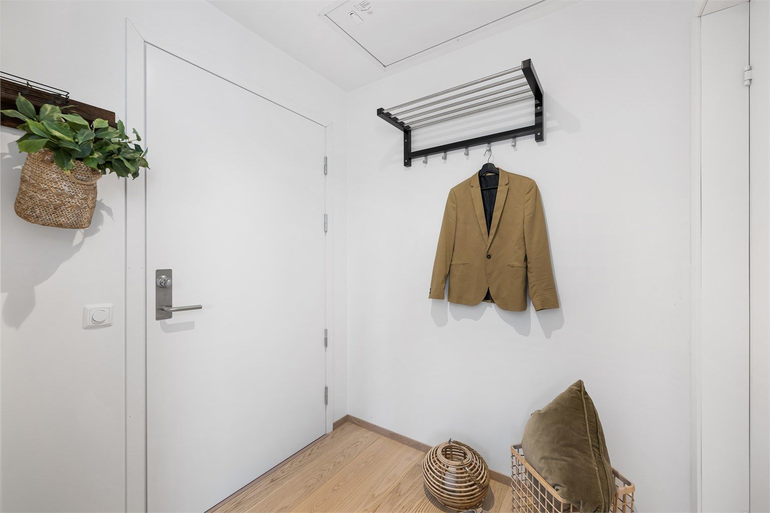 Leiligheten har balansert ventilasjon med ventilasjonsaggregat plassert i himling her i entrèen