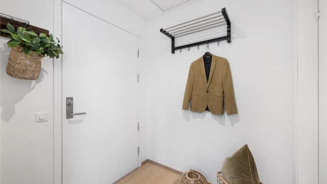 Leiligheten har balansert ventilasjon med ventilasjonsaggregat plassert i himling her i entrèen