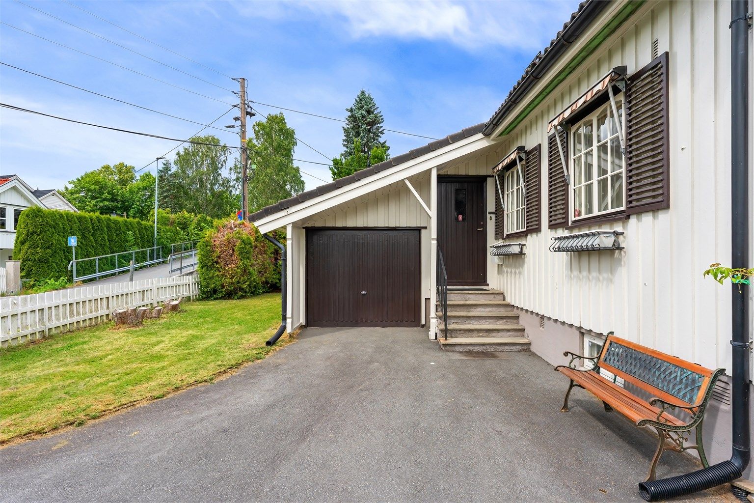 Eiendommen har både integrert garasje og carport.