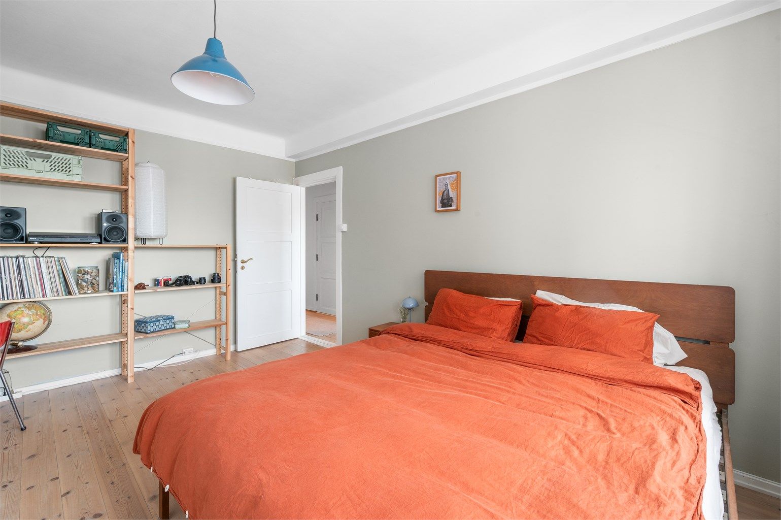 Rommet vender ut mot grønne områder og har lite innsyn.