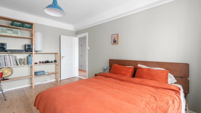 Rommet vender ut mot grønne områder og har lite innsyn.