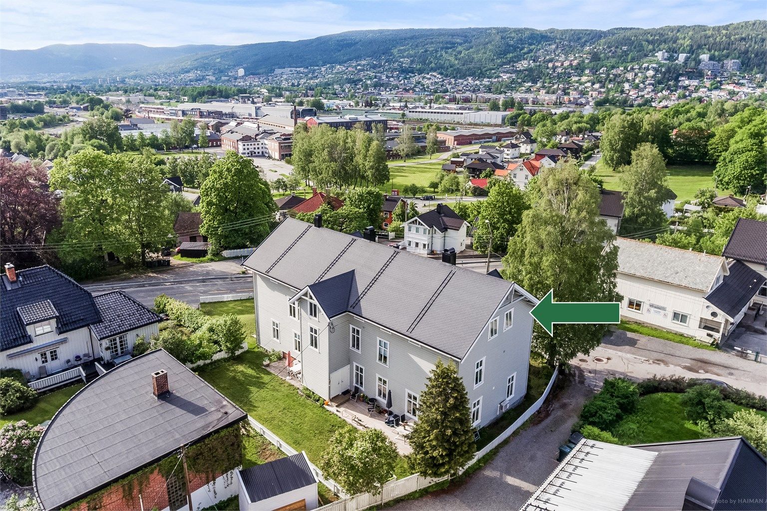 Leiligheten har en fin og sentrumsnær beliggenhet