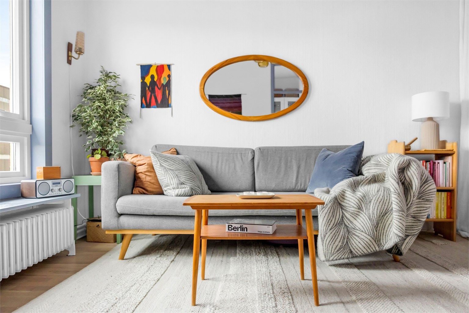 Leiligheten ligger høyt og fritt i 5. etasje med heisadkomst og vinduer ut mot enveiskjørt gate. 