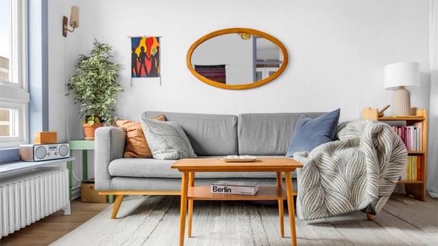 Leiligheten ligger høyt og fritt i 5. etasje med heisadkomst og vinduer ut mot enveiskjørt gate.