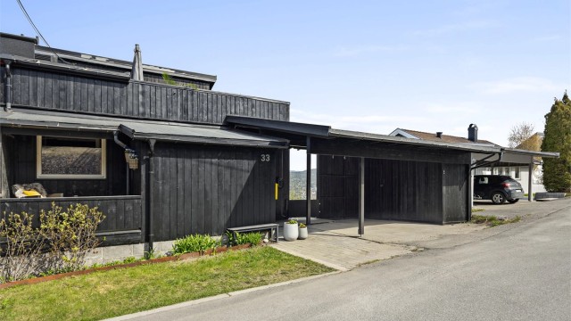 Carport med lader til el-bil og overbygget inngangsparti.