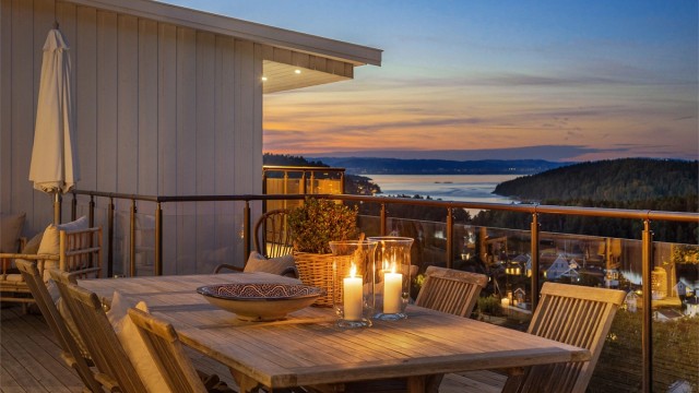 God spiseplass på terrassen rett utenfor kjøkkenet