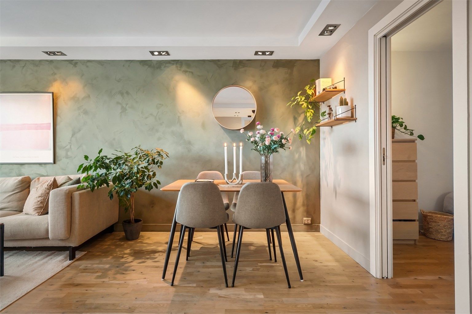 Downlights i himling med dimme funksjon som gir stemningslys i allrommet 