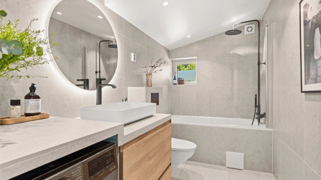 Delikat baderom oppgradert i 2022 med moderne materialvalg og gjennomført utførelse. Badet har flislagte vegger og gulv med behagelig gulvvarme, downlights i himling.