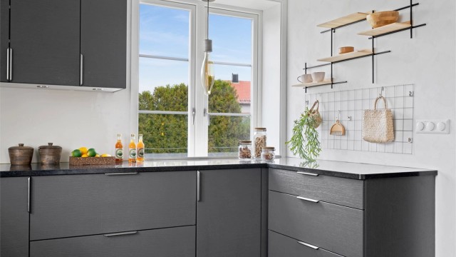 Meterlange benker gir store flater til matlaging. Bilde er tatt fra forrige salg