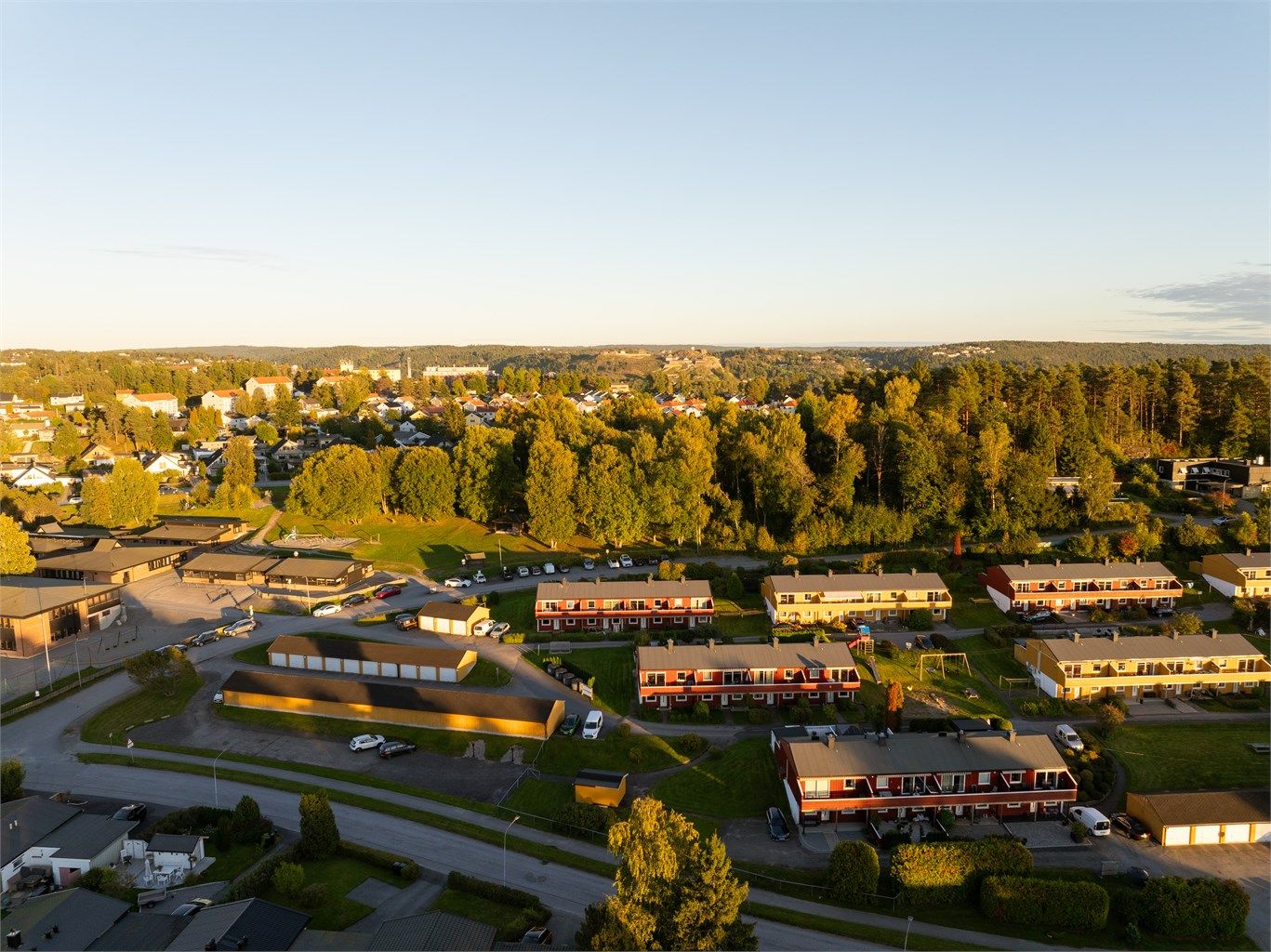 Lekeplass er lett tilgjengelig like over gaten for boligen. For barna er det spennende terreng å utforske også i skogholtet ovenfor.