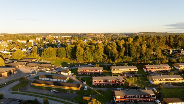 Lekeplass er lett tilgjengelig like over gaten for boligen. For barna er det spennende terreng å utforske også i skogholtet ovenfor.
