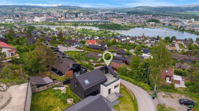 Velkommen til Skogvegen 7!
Foto: Fasade og drone bilder levert av Digit Media