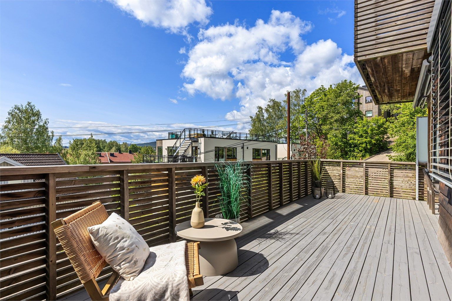 God plass til flere sosiale soner samt en grill