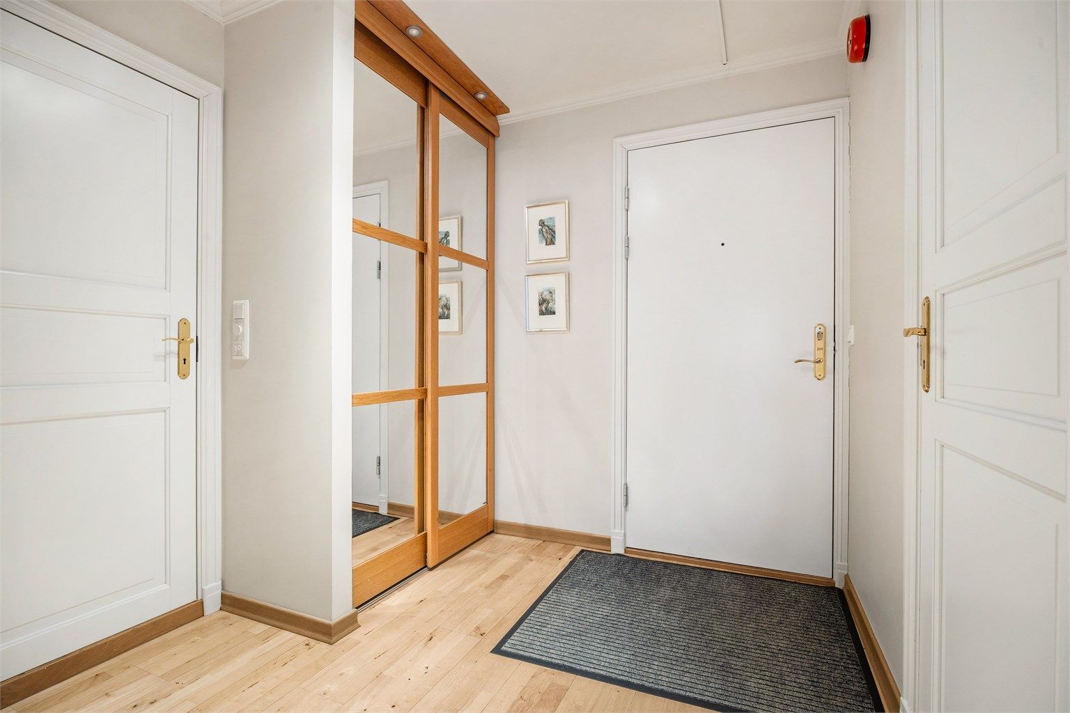 Innbydende entré med skyvedørsgarderobe med speilfronter og god plass til yttertøy og oppbevaring.