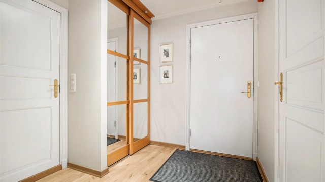 Innbydende entré med skyvedørsgarderobe med speilfronter og god plass til yttertøy og oppbevaring.
