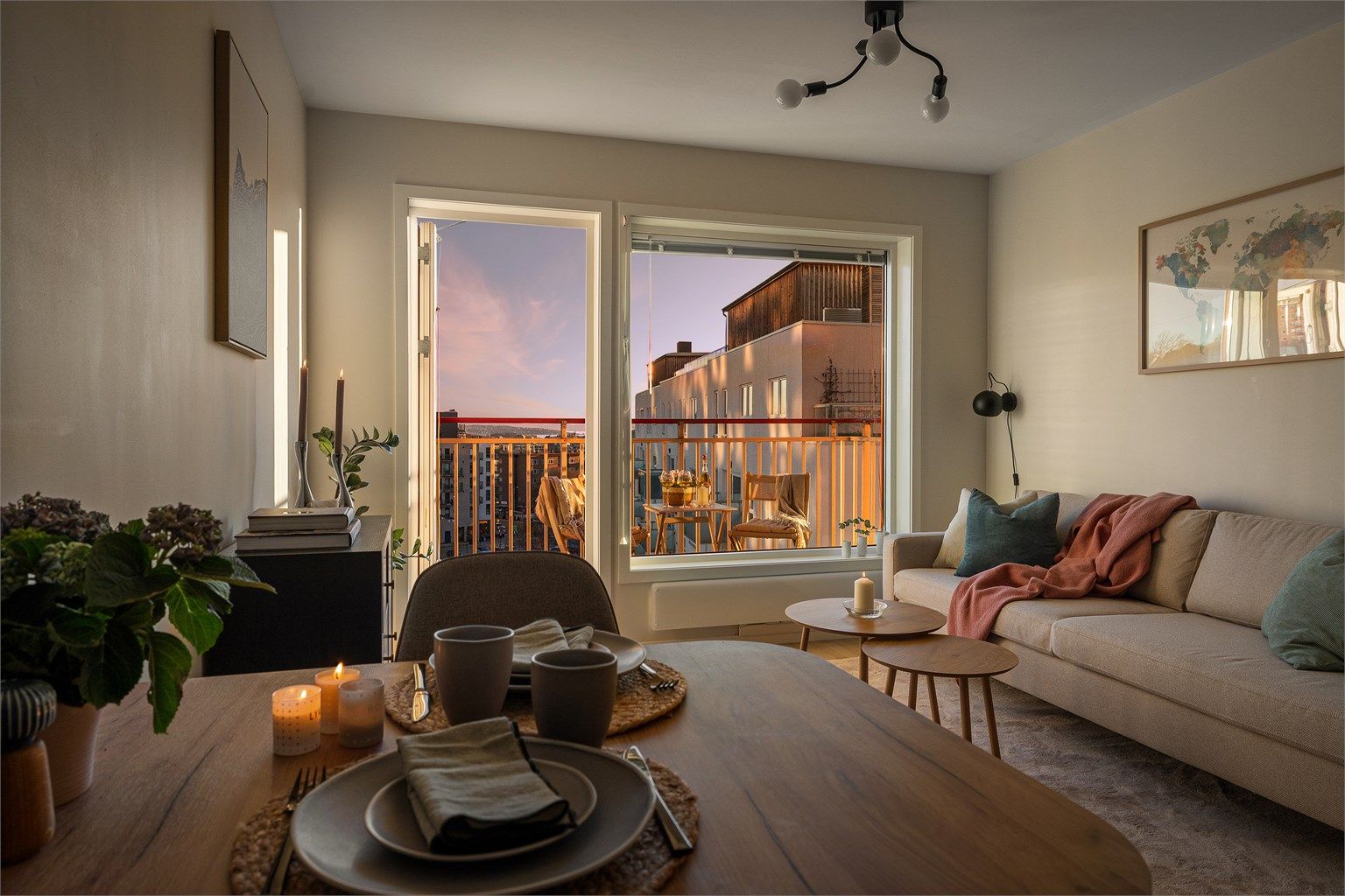 Leiligheten har en lun og hyggelig atmosfære også på kveldstid.