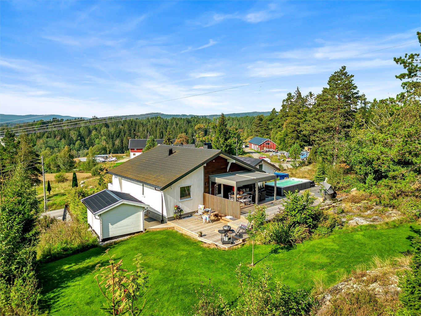 På tomten er det en frittstående redskapsbod på 11 kvm.