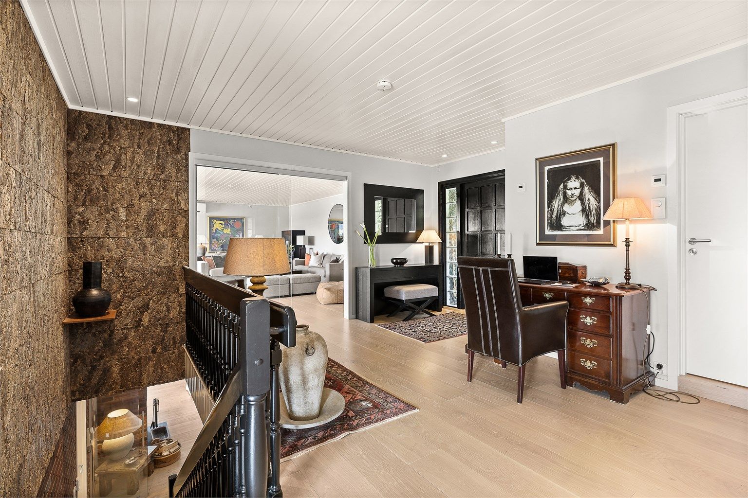 Romslig entré/hall som ble pusset opp i 2015 ble bl.a. 1-stavs eikeparkett på gulvet og downlights i himling. Fra hallen er det glassdører inn til alle tilstøtende rom (foruten til badet) som gir hallen godt med lys, samt at du kan se den flotte utsikten