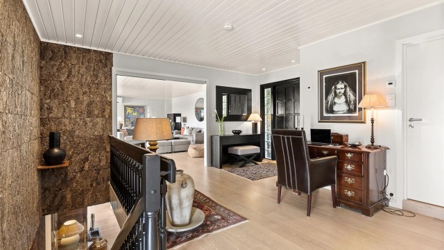 Romslig entré/hall som ble pusset opp i 2015 ble bl.a. 1-stavs eikeparkett på gulvet og downlights i himling. Fra hallen er det glassdører inn til alle tilstøtende rom (foruten til badet) som gir hallen godt med lys, samt at du kan se den flotte utsikten