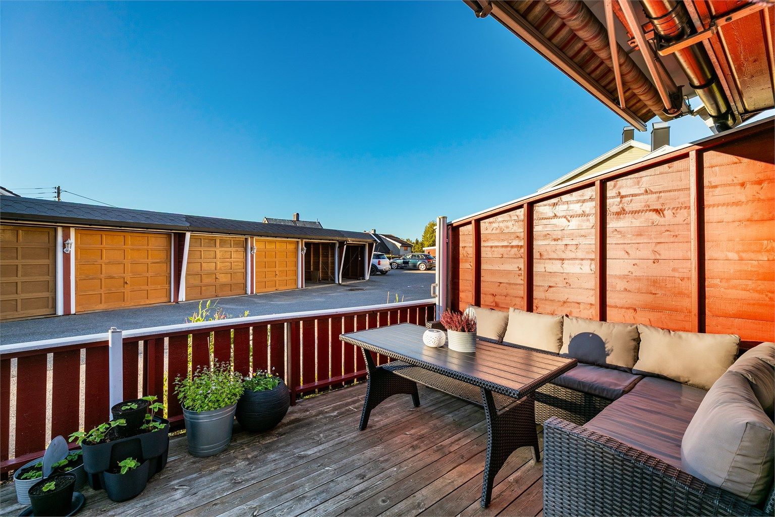 Leiligheten disponerer parkeringsplass i garasjerekken rett foran.