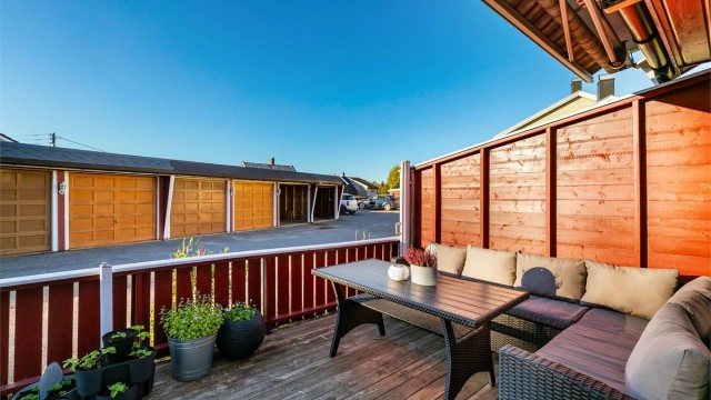 Leiligheten disponerer parkeringsplass i garasjerekken rett foran.