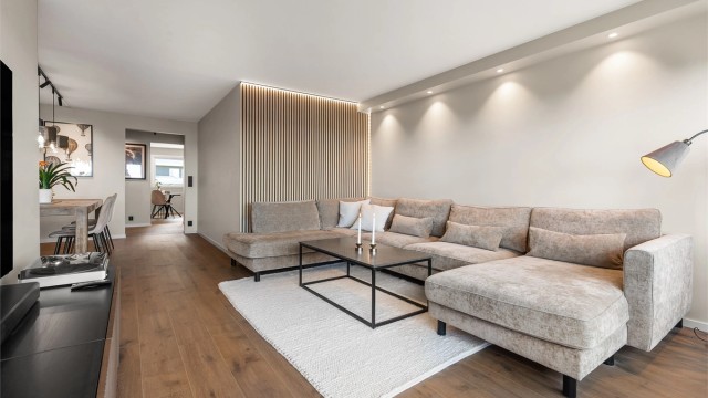 I stuen er det plass til sittegruppe og TV-område. Den åpne løsningen mot spisestuen skaper en sosial atmosfære når man er med venner og familie.