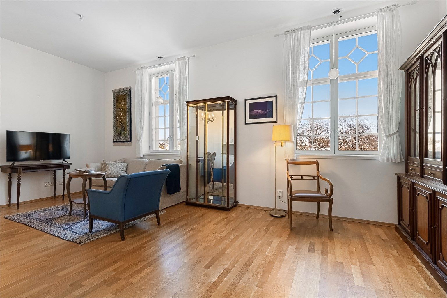 Lys og hyggelig stue med åpen kjøkkenløsning