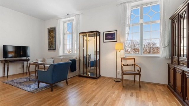 Lys og hyggelig stue med åpen kjøkkenløsning