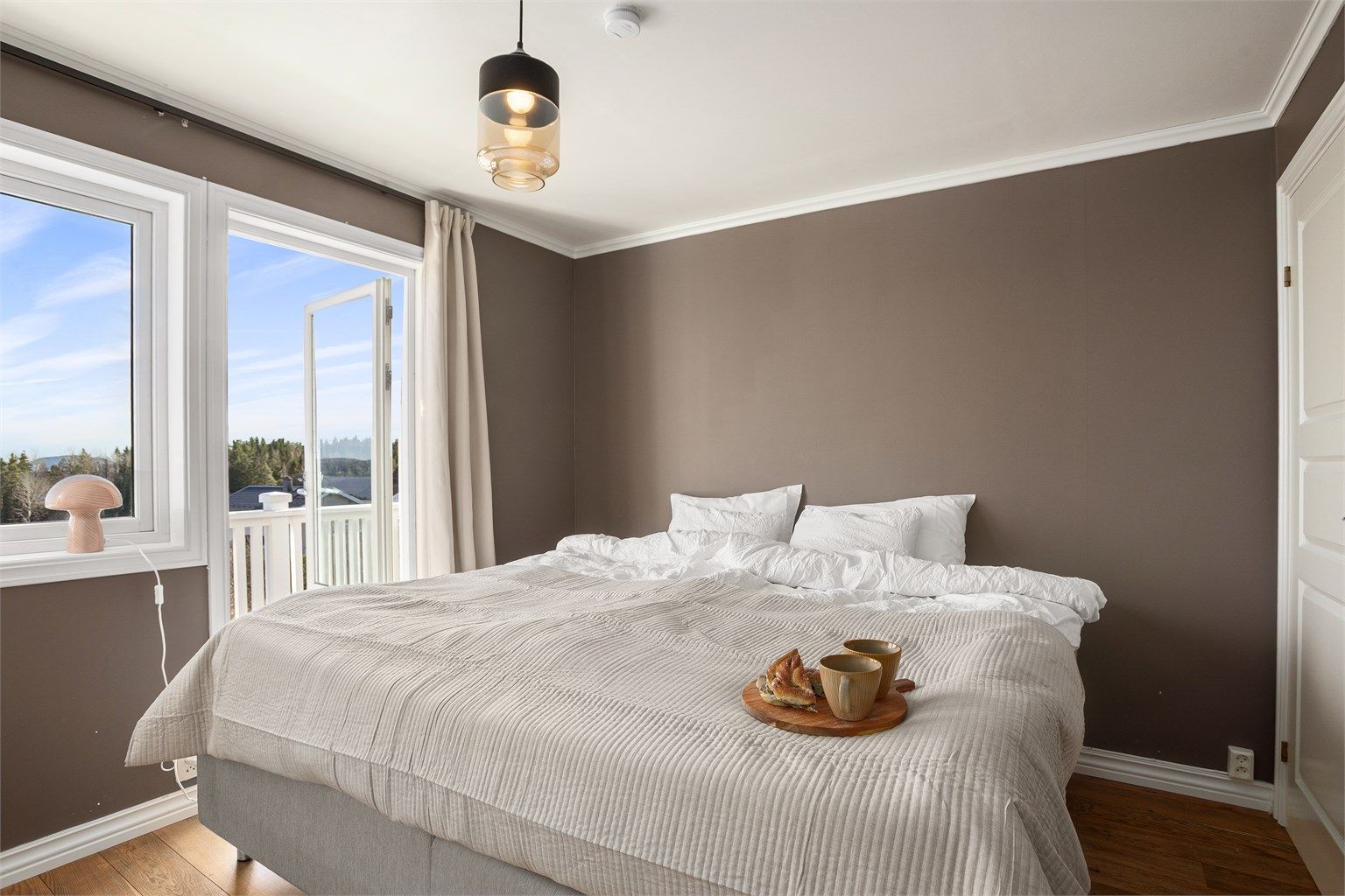 Dagens hovedsoverom med plass til dobbeltseng og garderobeløsning