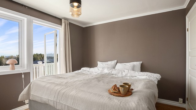 Dagens hovedsoverom med plass til dobbeltseng og garderobeløsning