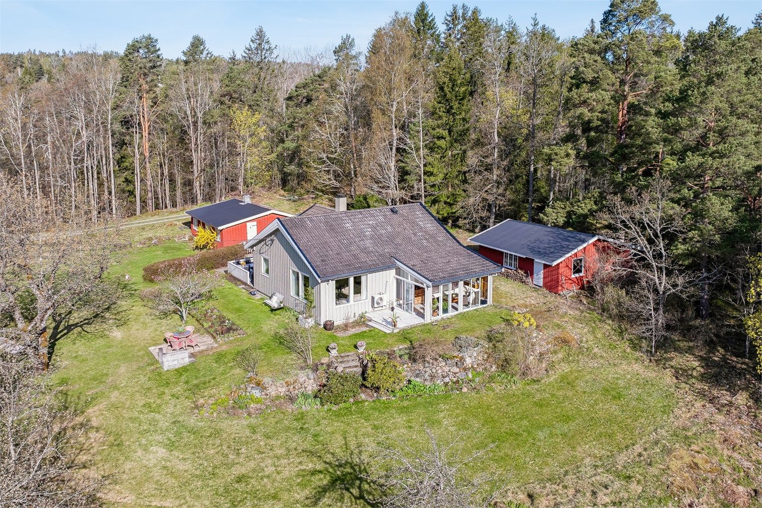 Boligen består av to uthus i tillegg til hovedhuset og er omkranset av skog- og mark. 