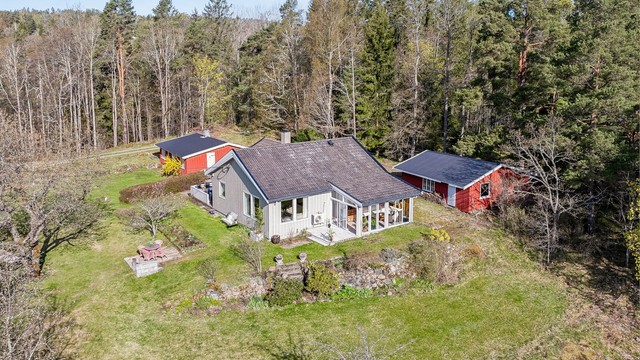 Boligen består av to uthus i tillegg til hovedhuset og er omkranset av skog- og mark.