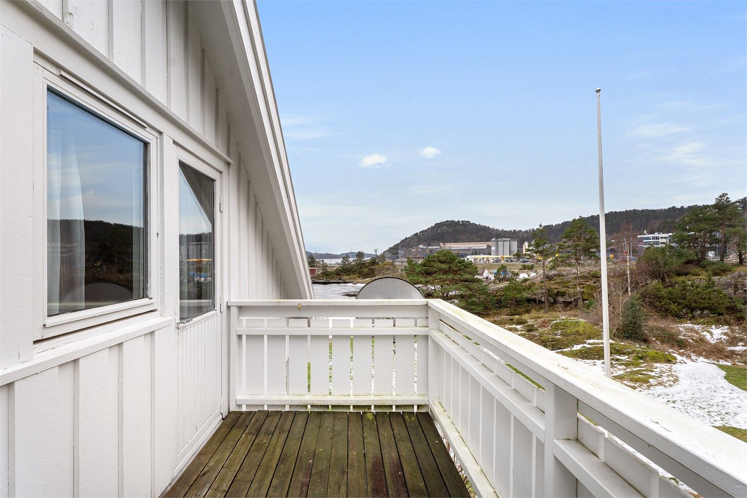 Balkong med sjø og naturutsikt. 