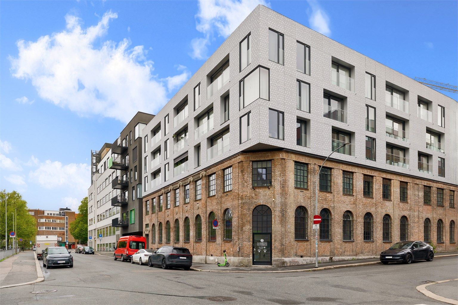 Malmøgata ligger sentralt, men tilbaketrukket på Rodeløkka med "Løkkas" levende gater i umiddelbar gangavstand.