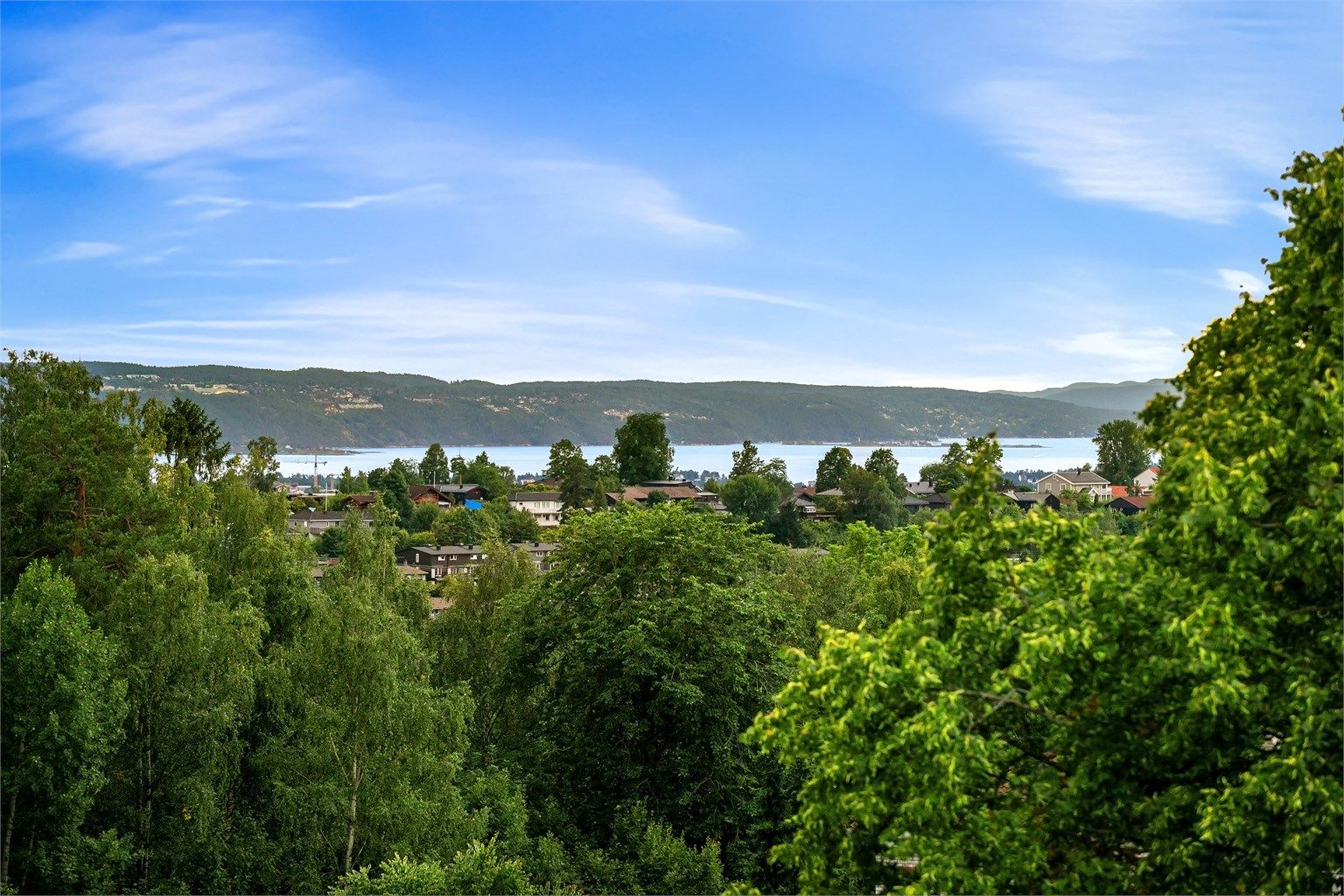 En stor og gjennomgående toppleilighet med fantastisk utsikt, gode solforhold, moderne standard og garasjeplass. Foto: Zovenfra AS