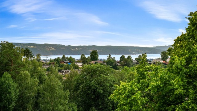 En stor og gjennomgående toppleilighet med fantastisk utsikt, gode solforhold, moderne standard og garasjeplass. Foto: Zovenfra AS