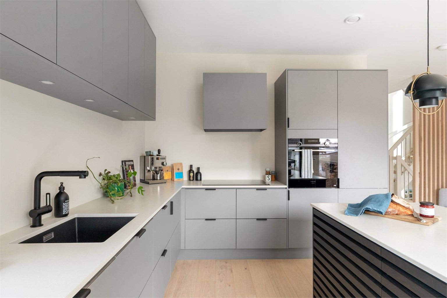 Benkeplate i stein og integrerte hvitevarer